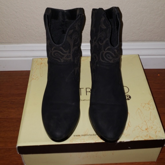 Boots - Picture 2 of 4